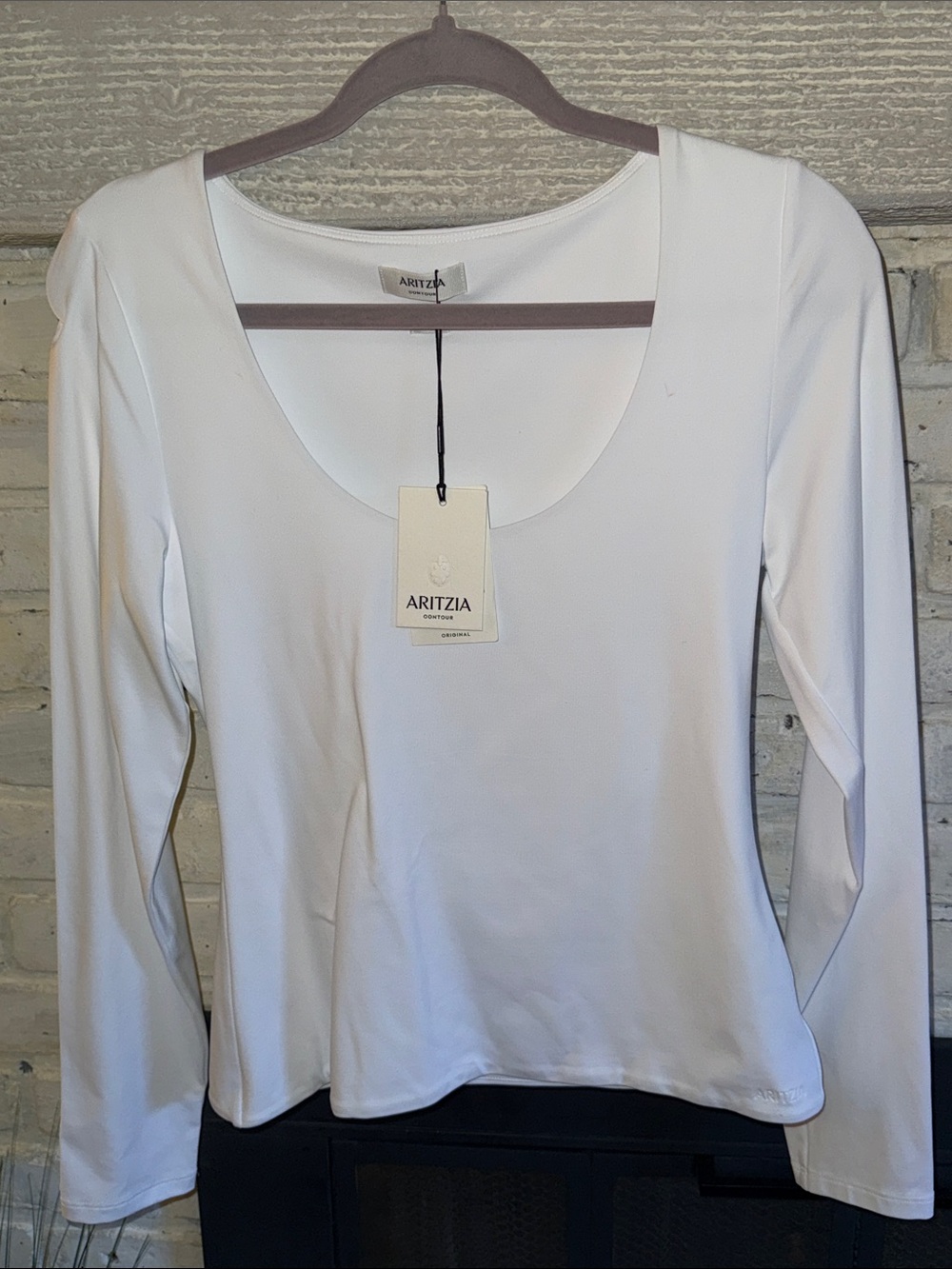 NWT Aritzia Original Contour White Scoop-Neck Long Sleeve Top Tee